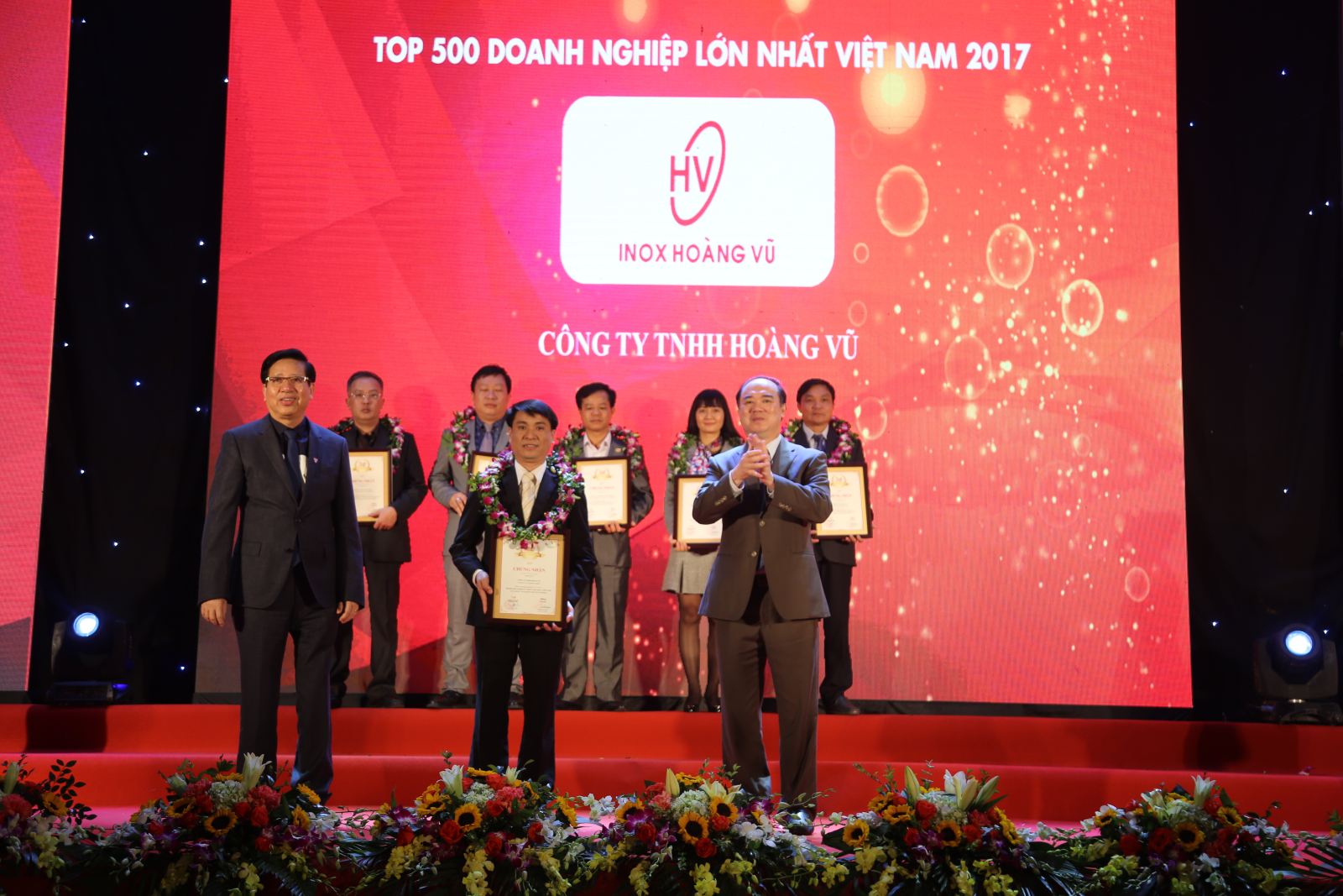 Tập đoàn Inox Hoàng Vũ đón nhận chứng chỉ Top 500 Doanh nghiệp tư nhân lớn nhất Việt Nam