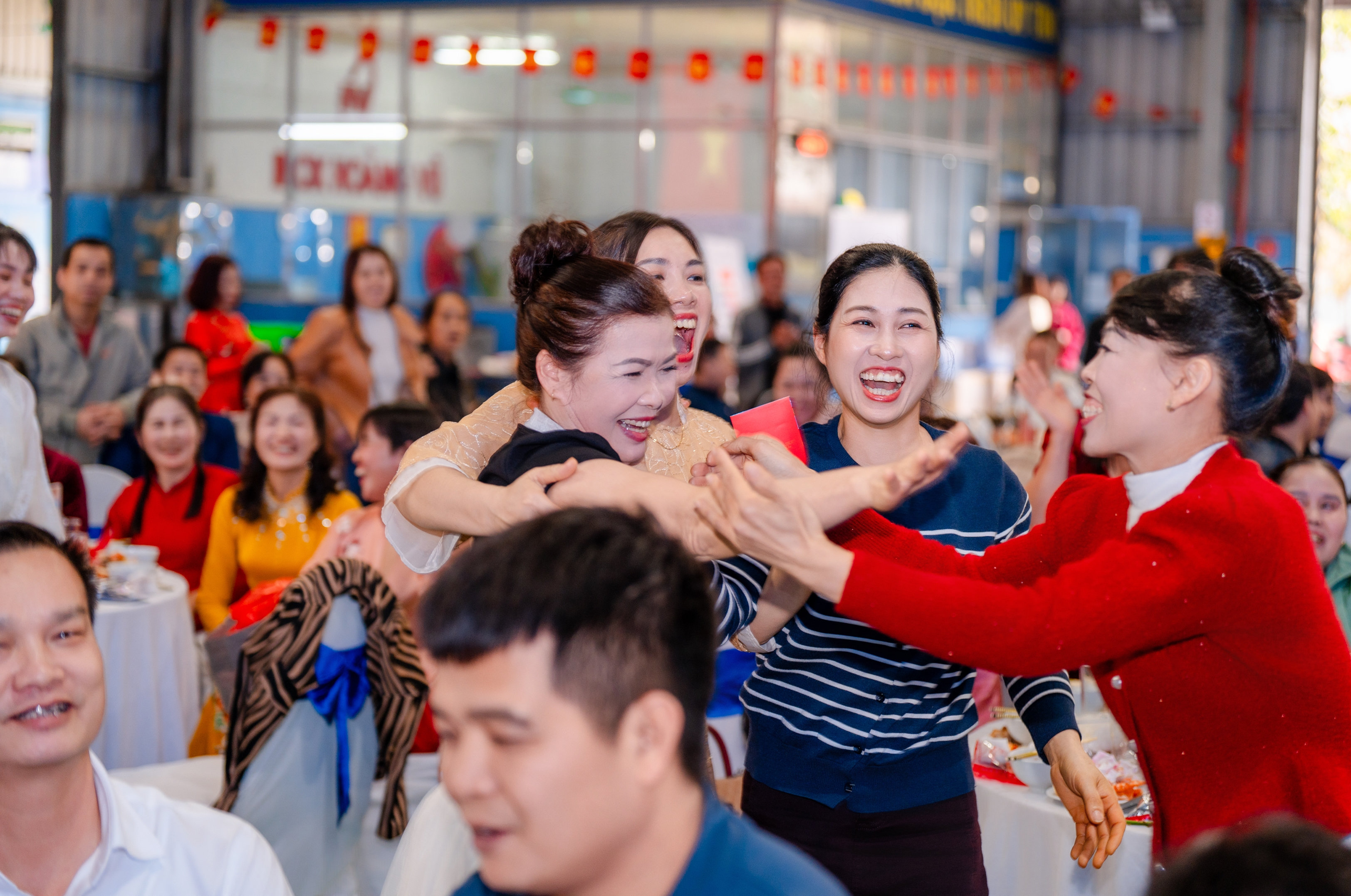 [KHOẢNH KHẮC LAN TỎA] NỤ CƯỜI ANH CHỊ EM HOÀNG VŨ