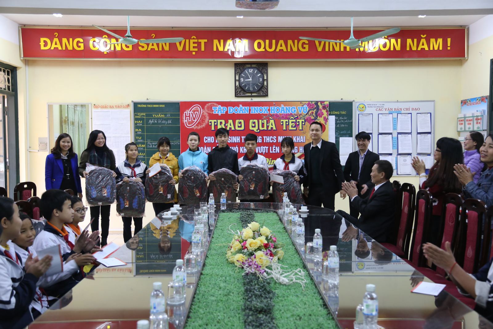 Tặng quà tết Trường cấp 2 Minh Khai -2017
